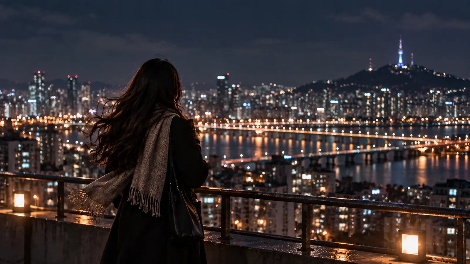 환승이별 당했을 때 전남친에게 후폭풍이 오는 정확한 시기와 사주적 기전 밤 옥상에서 바람에 머리칼이 날리는 채 도시 불빛을 내려다보는 여성의 뒷모습